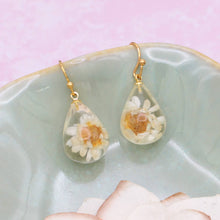 Load image into Gallery viewer, White Dried Flower Clear Teardrop Earrings