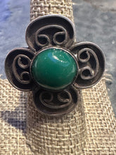 Load image into Gallery viewer, Vintage Green Chalcedony Cabochon Ring