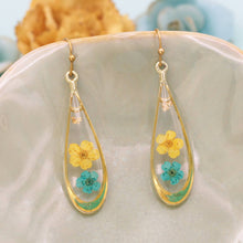 Load image into Gallery viewer, Yellow Flower Gold Teardrop Dried Flower Earrings
