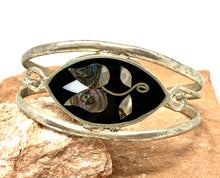 Load image into Gallery viewer, Ablone Flower Cuff