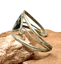 Load image into Gallery viewer, Ablone Flower Cuff