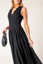 Load image into Gallery viewer, A solid woven midi dress
