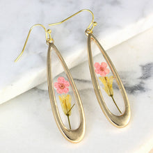 Load image into Gallery viewer, Pink Dried Flower Gold Earrings
