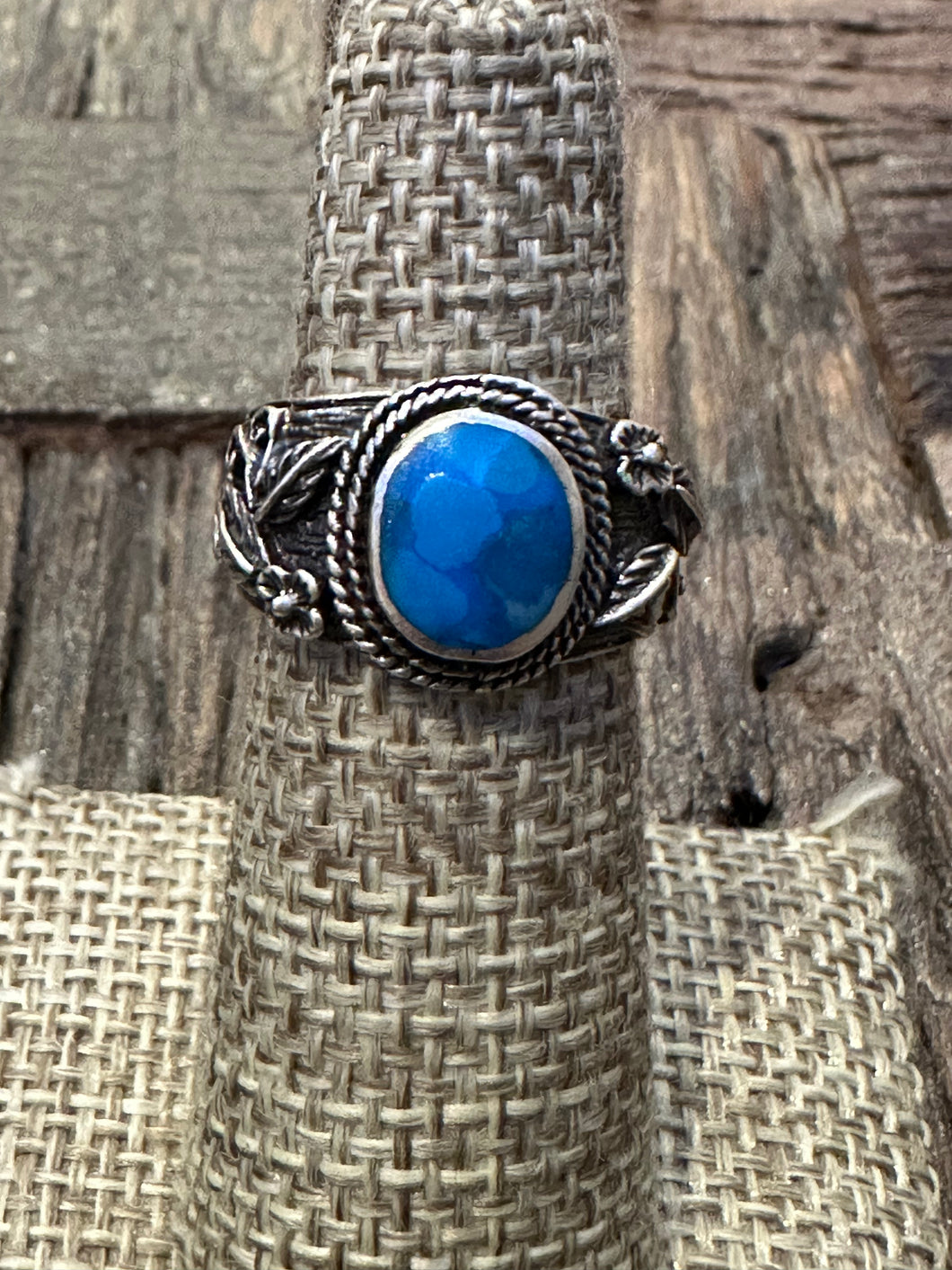 Vintage Navajo Turquoise w/leaf and flower detail Ring