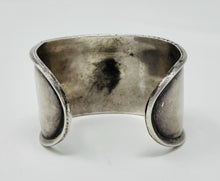 Load image into Gallery viewer, Silver Cuff with 18 coral stones
