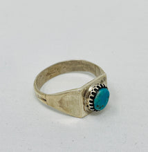 Load image into Gallery viewer, Sterling Silver Ring w Turquoise Stone
